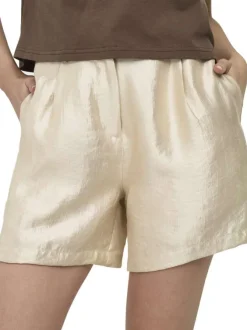 Short chino or uni pourvu d'une coupe large et d'une taille haute