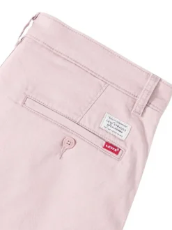 Short chino rose à coupe droite pourvu du patch de la marque
