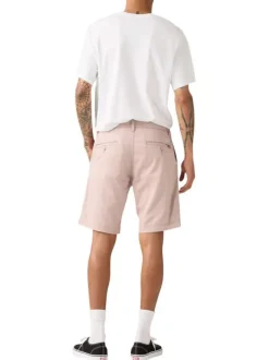 Short chino rose à coupe droite pourvu du patch de la marque