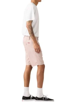 Short chino rose à coupe droite pourvu du patch de la marque