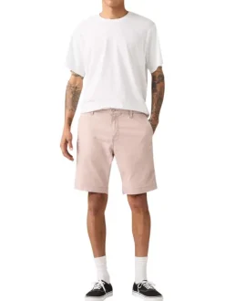 Short chino rose à coupe droite pourvu du patch de la marque