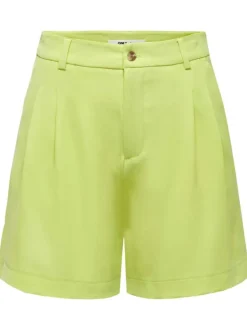 Short chino vert avec une coupe longue et des pinces sur l'avant