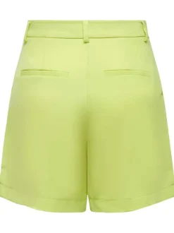 Short chino vert avec une coupe longue et des pinces sur l'avant