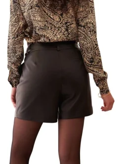 Short coupe droite noir uni aspect similicuir avec poche plaquée décorative