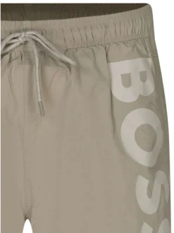 Short de bain beige uni avec une coupe droite et de multiples poches