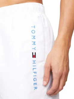 Short de bain blanc uni avec une coupe droite et étiquette tricolore