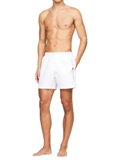 Short de bain blanc uni avec une coupe droite et étiquette tricolore