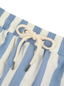 Short de bain bleu à rayures blanches avec une coupe droite