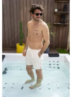 Short de bain écru brodé de drapeaux all-over et taille élastiquée