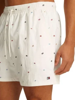Short de bain écru brodé de drapeaux all-over et taille élastiquée