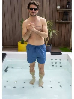 Short de bain en bleu uni avec une coupe droite et 2 poches raglan
