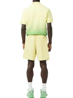Short de bain jaune avec un imprimé à l'avant et une coupe droite