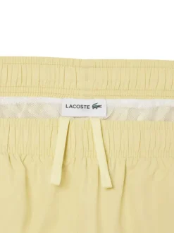 Short de bain jaune avec un imprimé à l'avant et une coupe droite