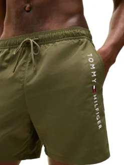 Short de bain kaki à coupe ajustée pourvu du nom de la marque
