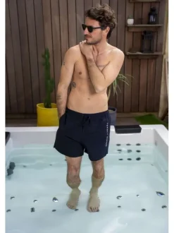 Short de bain marine à coupe ajustée pourvu du nom de la marque