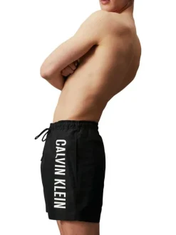 Short de bain noir uni avec une coupe droite et une taille élastiquée