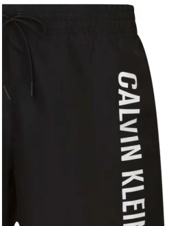 Short de bain noir uni avec une coupe droite et une taille élastiquée