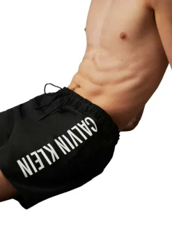 Short de bain noir uni avec une coupe droite et une taille élastiquée