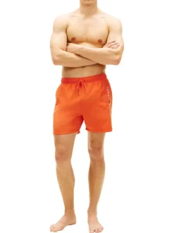 Short de bain orange à coupe ajustée pourvu du nom de la marque