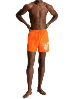 Short de bain orange uni avec une poche arrière et nom de la marque