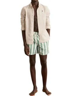 Short de bain vert à rayures blanches avec une coupe droite