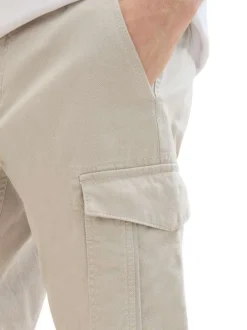 Short en coton beige uni avec une coupe cargo et des poches plaquées