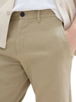 Short en coton beige uni avec une coupe chino et des poches arrières plaquées