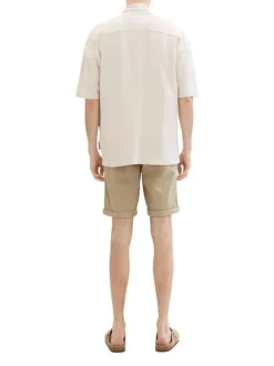 Short en coton beige uni avec une coupe chino et des poches arrières plaquées