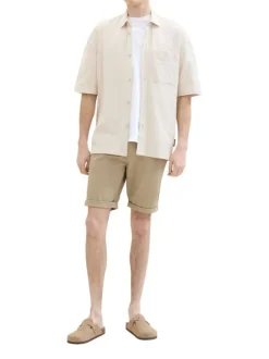 Short en coton beige uni avec une coupe chino et des poches arrières plaquées