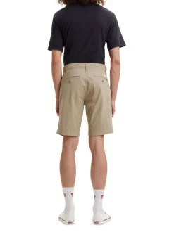 Short en coton beige uni avec une forme chino et une coupe longue