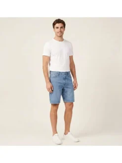 Short en coton bleu délavé avec une coupe droite et 1 bouton de fermeture