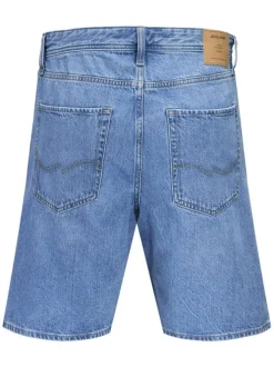 Short en coton bleu délavé avec une coupe droite et 1 bouton de fermeture