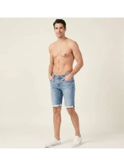 Short en coton bleu délavé avec une coupe droite et à 5 poches