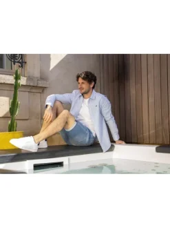 Short en coton bleu délavé avec une coupe droite et à 5 poches