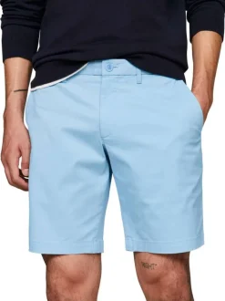 Short en coton bleu uni avec une coupe chino et logo brodé arrière