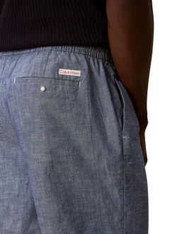 Short en coton bleu uni pourvu d'une taille élastiquée et d'une coupe droite