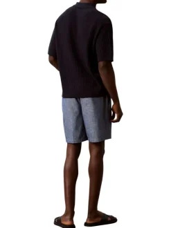 Short en coton bleu uni pourvu d'une taille élastiquée et d'une coupe droite