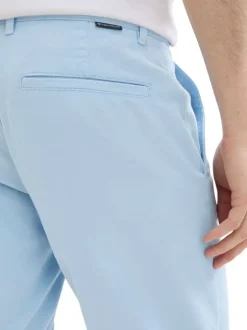 Short en coton ciel uni avec une coupe chino et des poches avants et arrières