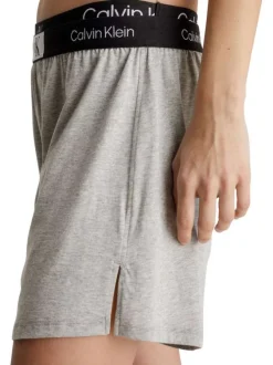 Short en coton gris uni avec une coupe droite et fente aux cuisses
