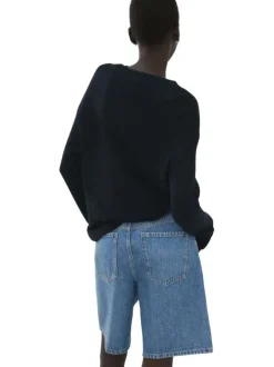 Short en coton indigo uni pourvu de passants pour la ceinture