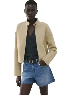 Short en coton indigo uni pourvu d'une coupe droite et de multiples poches