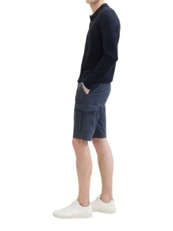 Short en coton marine uni avec une coupe cargo et des poches latérales