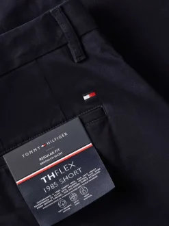 Short en coton marine uni avec une coupe chino et des poches latérales