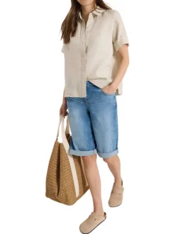 Short en coton mélangé stone uni pourvu d'un aspect délavé et d'un coupe droite