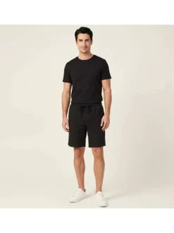 Short en coton noir pourvu d'une taille élastiquée avec cordon de serrage