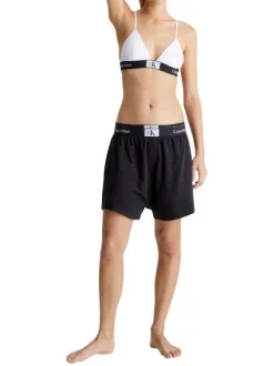 Short en coton noir uni avec une coupe droite et logo de la marque