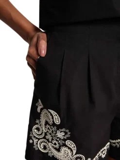 Short en coton noir uni pourvu de détails brodés contrastés
