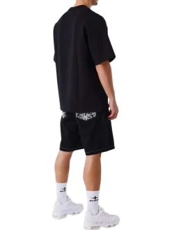 Short en coton noir uni pourvu de multiples poches et d'une coupe droite