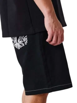 Short en coton noir uni pourvu de multiples poches et d'une coupe droite