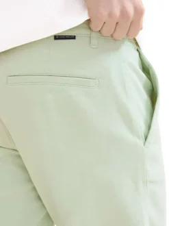 Short en coton vert uni avec une coupe chino et des poches latérales